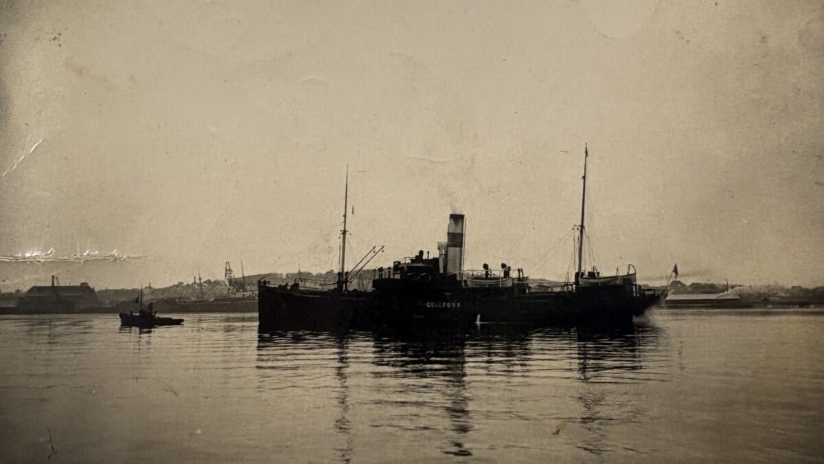 Gullfoss, skip Eimskipafélags Íslands. Póstkort úr skjalasafni Axels og Sonju B. Helgasonar (ÞÍ. 2011/72. A/7, örk 5. Póstkort af Gullfossi, án árs.)