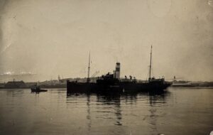 Gullfoss, skip Eimskipafélags Íslands. Póstkort úr skjalasafni Axels og Sonju B. Helgasonar (ÞÍ. 2011/72. A/7, örk 5. Póstkort af Gullfossi, án árs.)