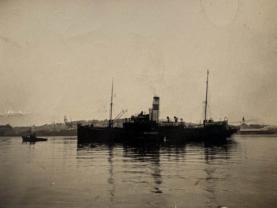 Gullfoss, skip Eimskipafélags Íslands. Póstkort úr skjalasafni Axels og Sonju B. Helgasonar (ÞÍ. 2011/72. A/7, örk 5. Póstkort af Gullfossi, án árs.)